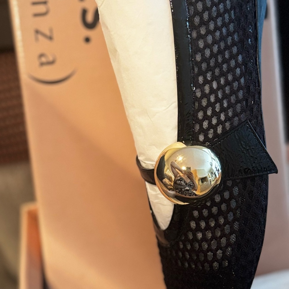 Chic Black Mesh Flats with Gold Accent - Picture 5 of 7